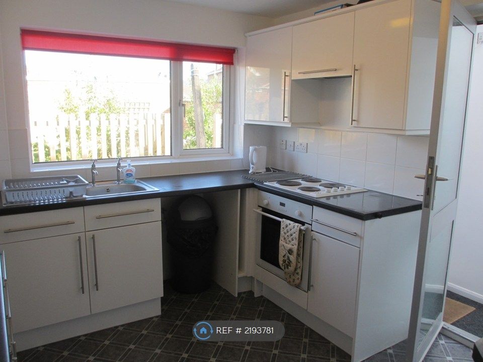 Property photo 3 of 10 Kitchen