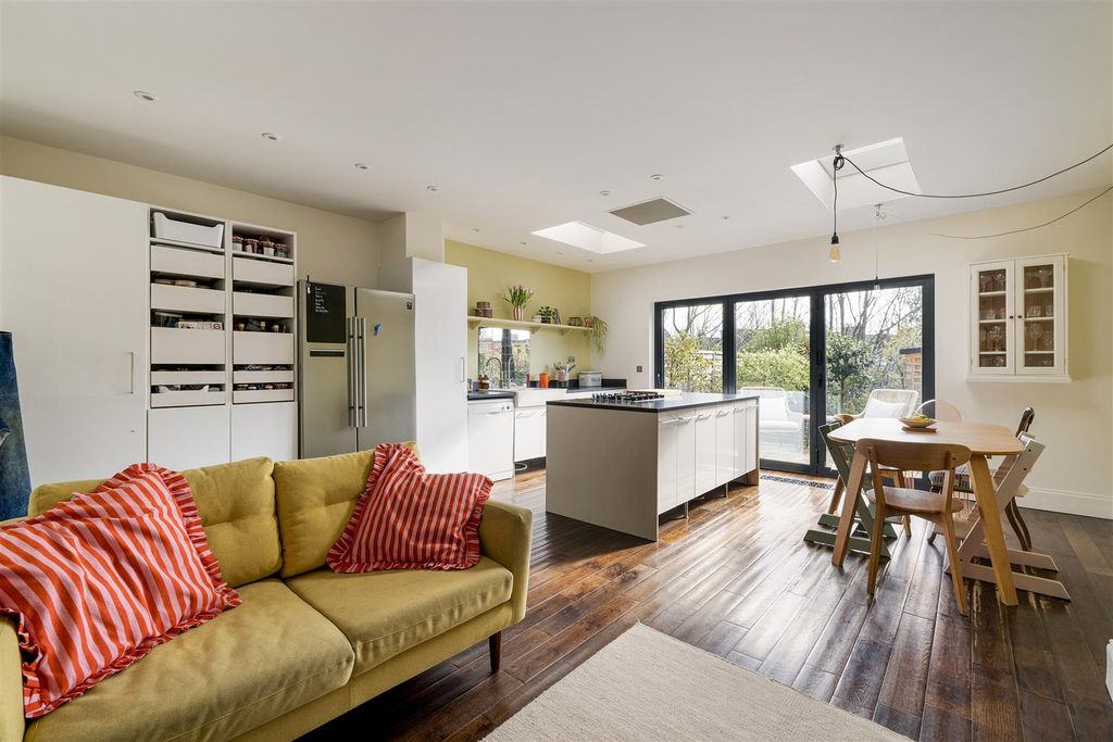 Property photo 3 of 38 Exeter Road, E17