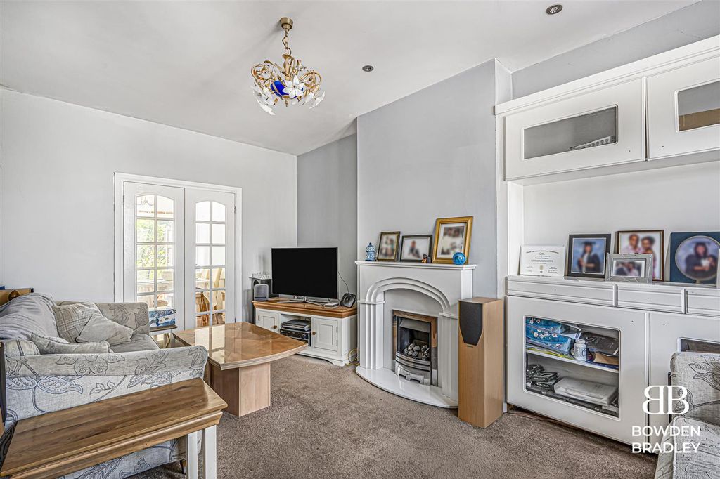 Property photo 3 of 17 Lounge