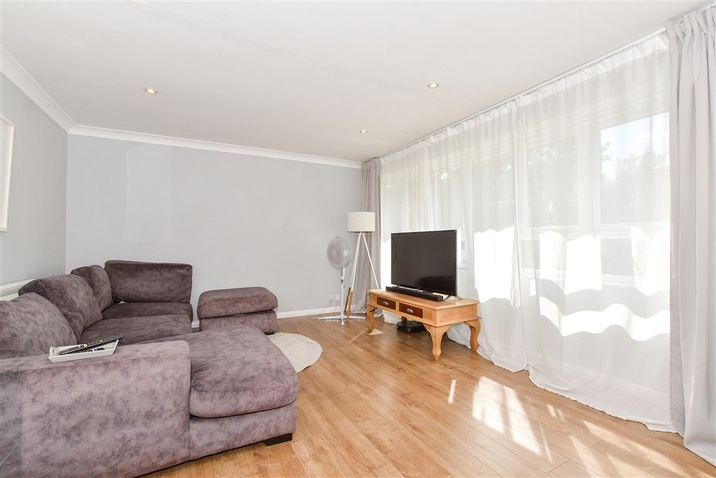 Property photo 2 of 11 Lounge