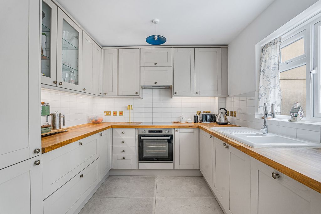Property photo 3 of 17 Kitchen