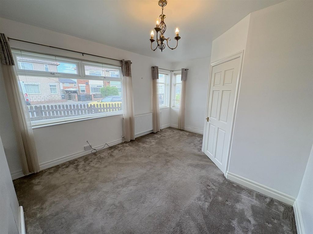 Property photo 3 of 14 Lounge