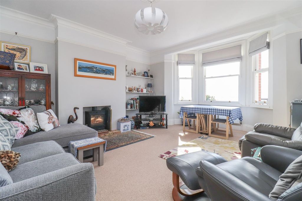 Property photo 2 of 14 Lounge