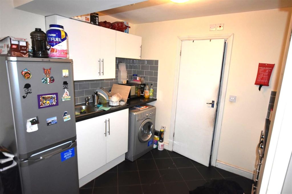 Property photo 3 of 6 Kitchen