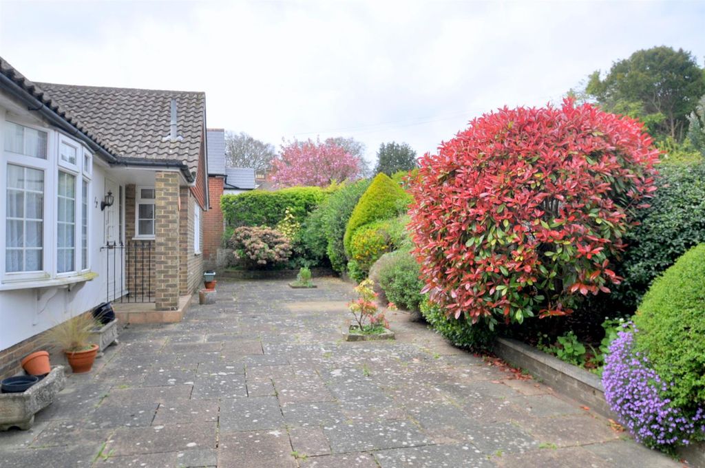 Property photo 2 of 25 Front Garden