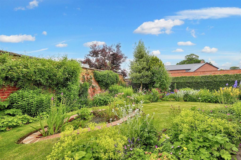 Property photo 2 of 39 Garden
