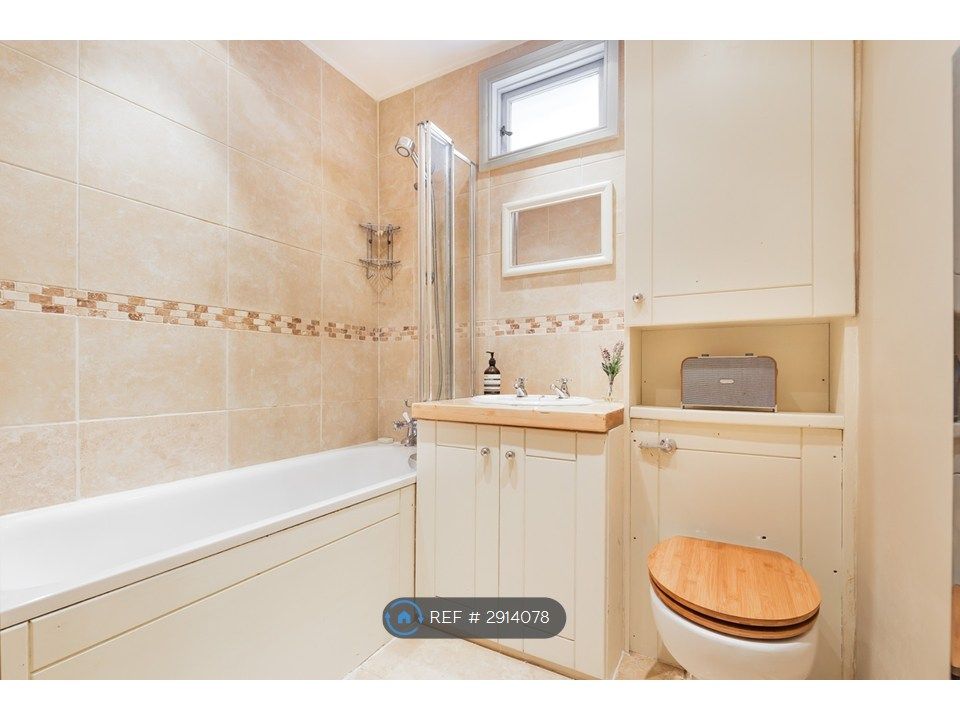 Property photo 3 of 11 Bathroom