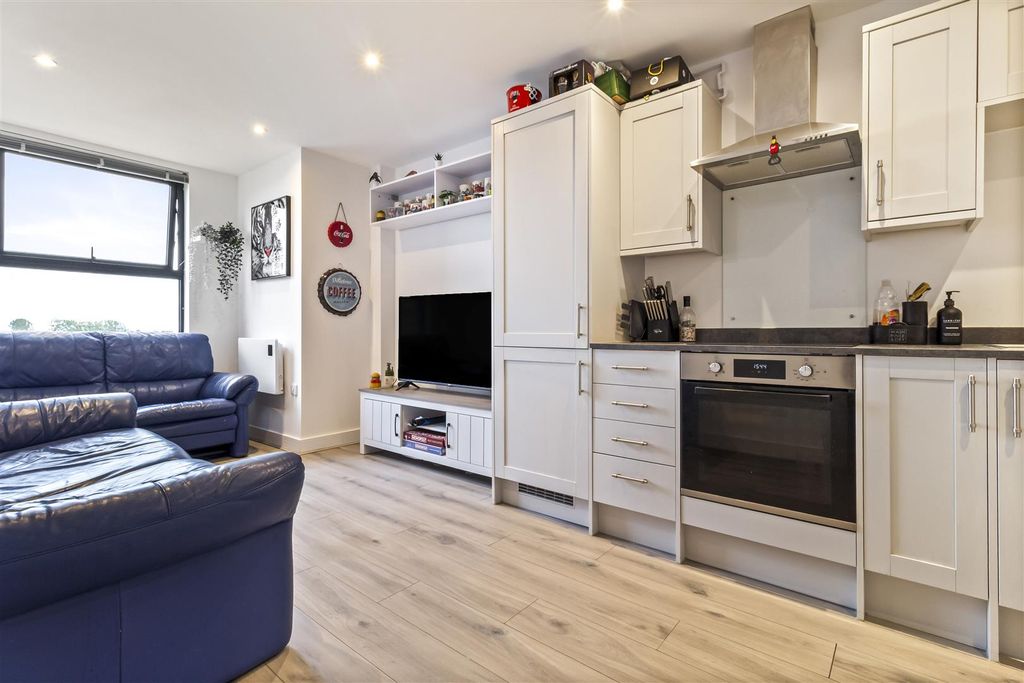 Property photo 2 of 11 109 Columbia House Internals_001.Jpg