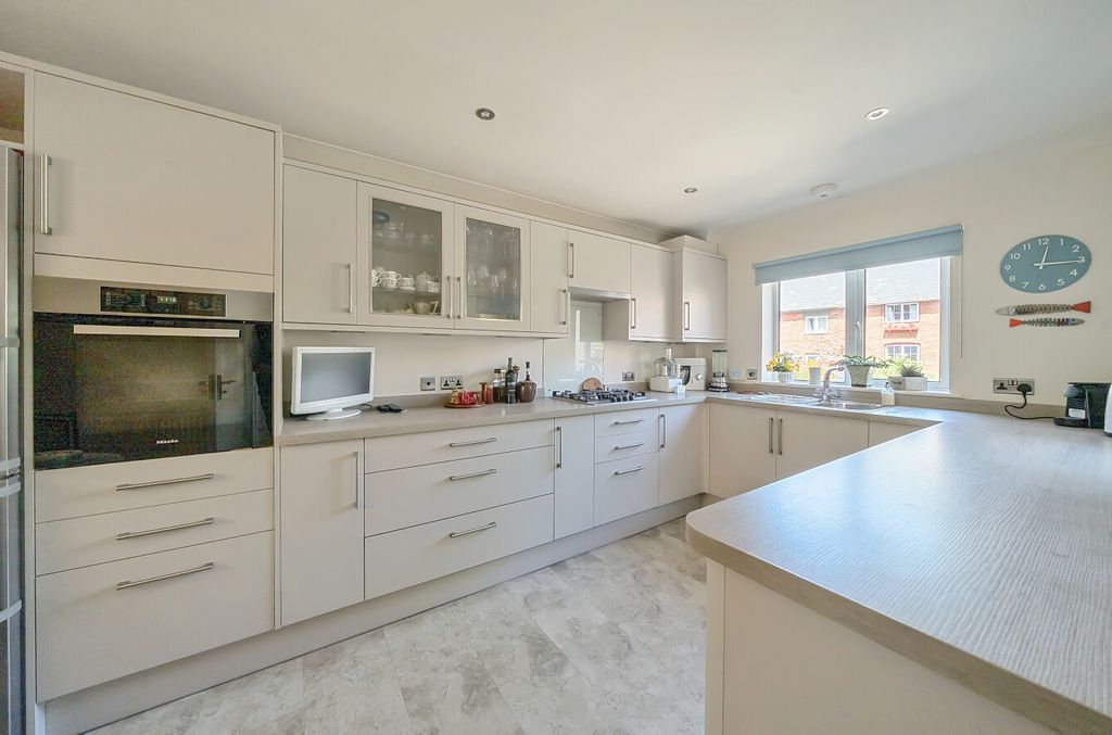 Property photo 3 of 15 1296354-12-682c75...