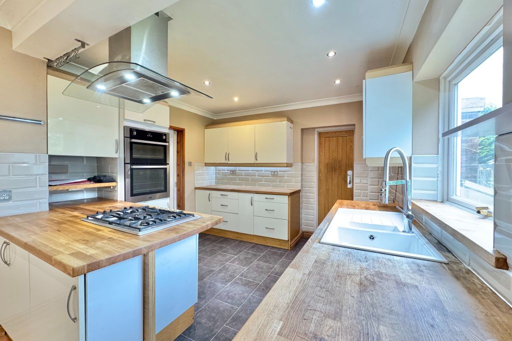 Property photo 3 of 16 Kitchen