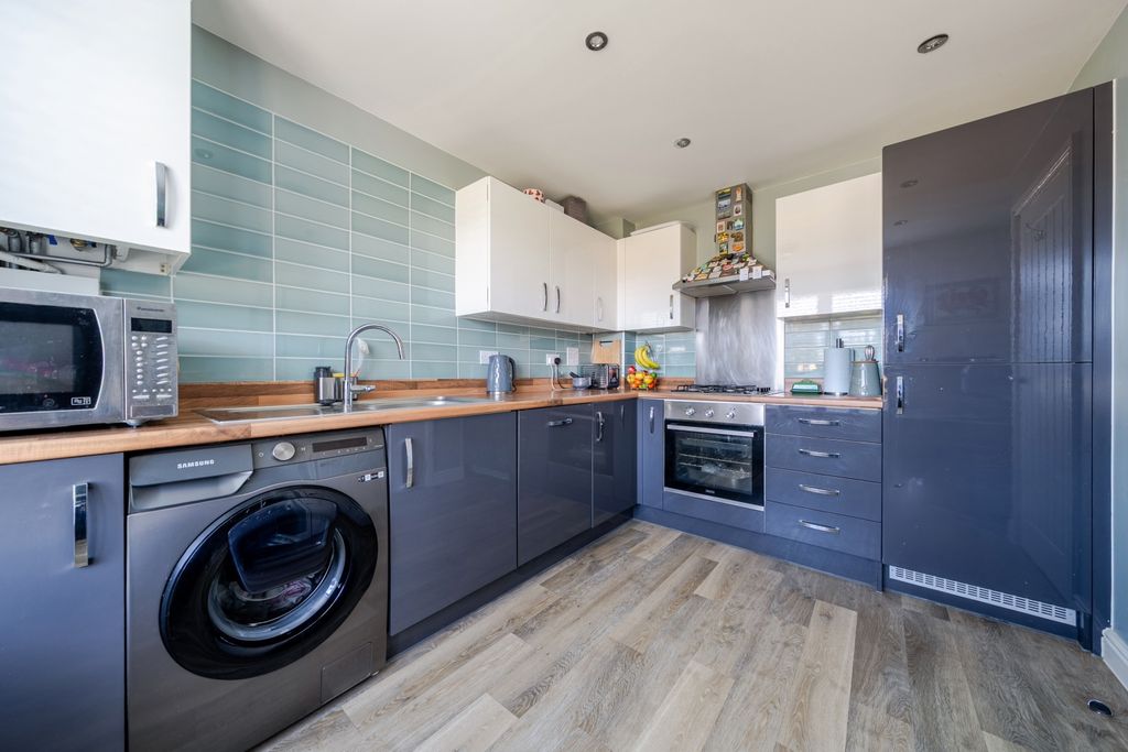 Property photo 3 of 19 Kitchen