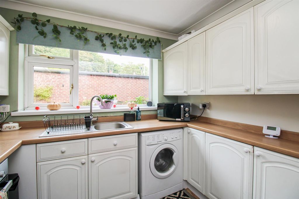 Property photo 3 of 9 Kitchen