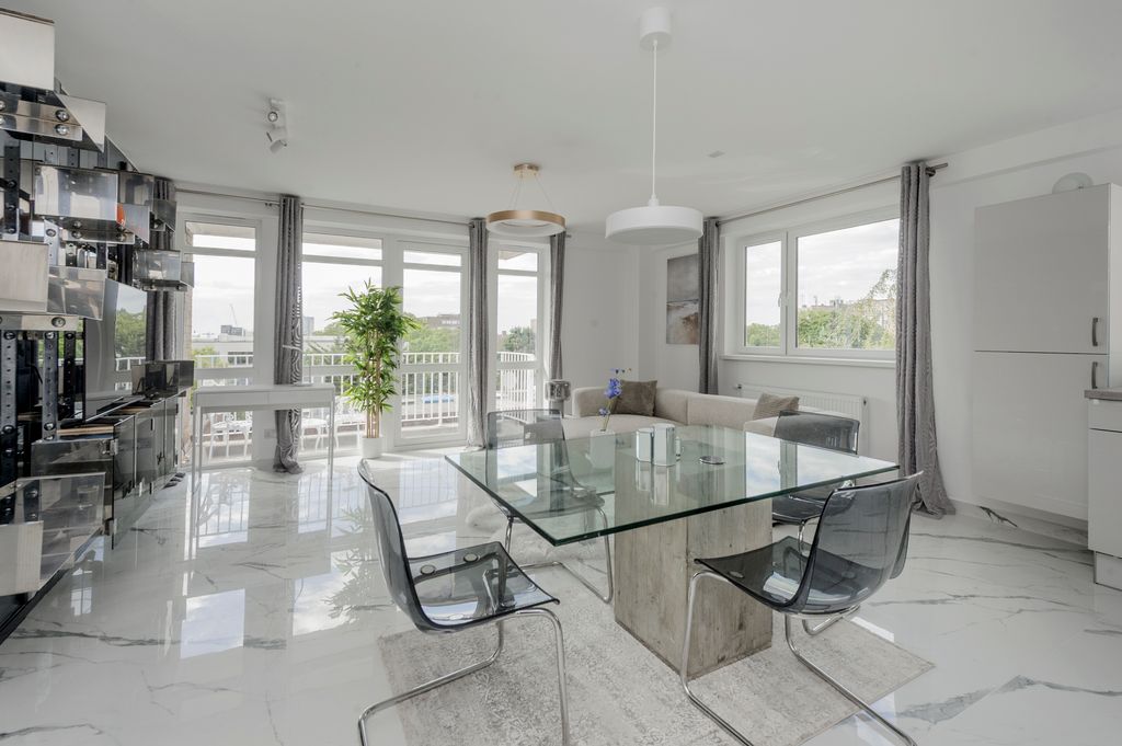 Property photo 2 of 16 428 Buttermere Court-7745.Jpg