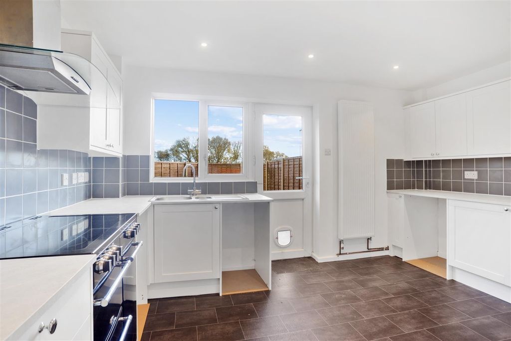 Property photo 3 of 6 Kitchen