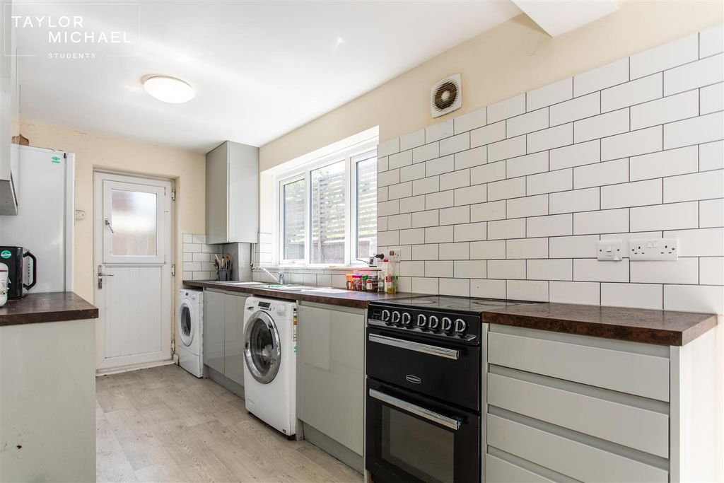 Property photo 2 of 18 Kitchen