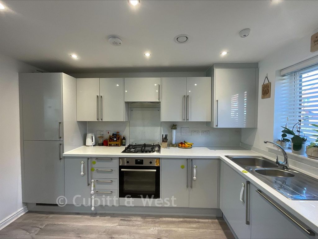 Property photo 2 of 8 Kitchen