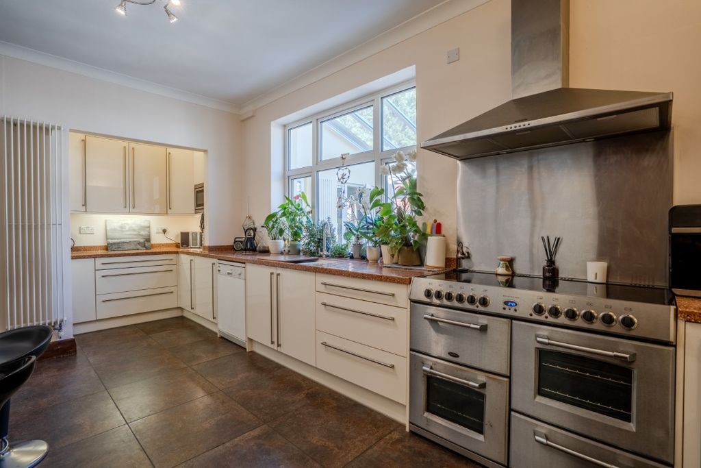 Property photo 3 of 32