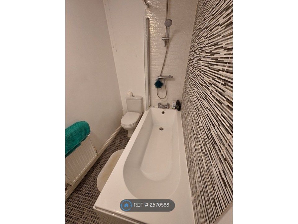 Property photo 2 of 20 Upstairs Bathroom