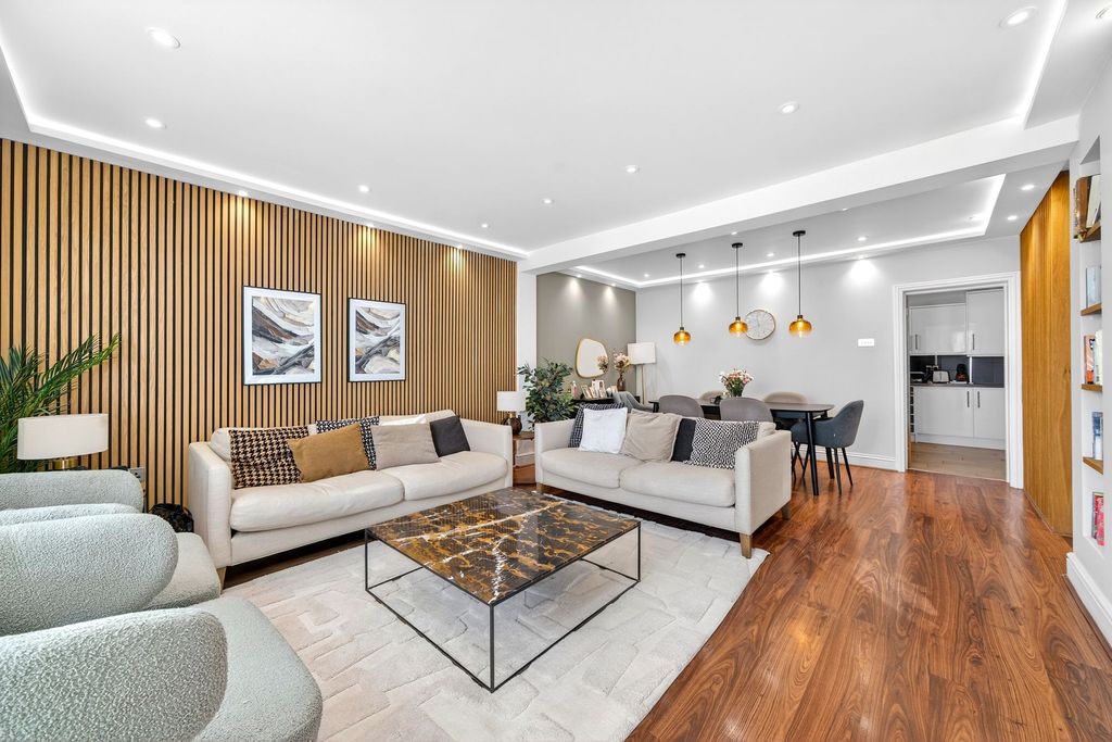 Property photo 1 of 18 Living Room