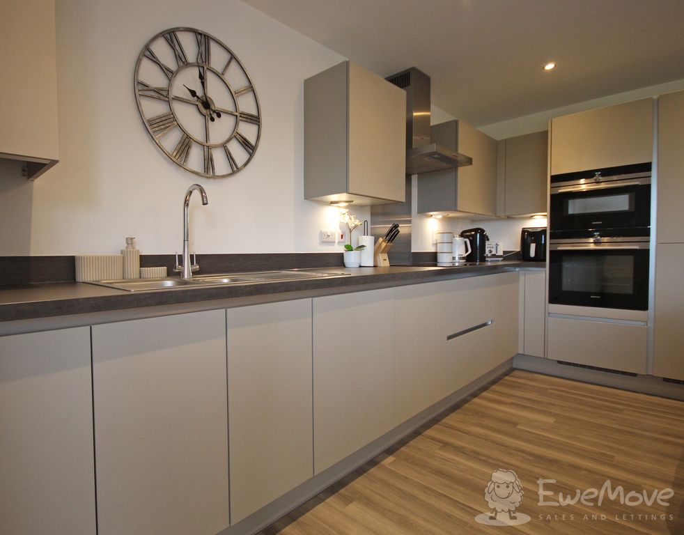 Property photo 3 of 10 Kitchen