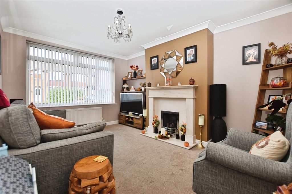 Property photo 2 of 14 Lounge