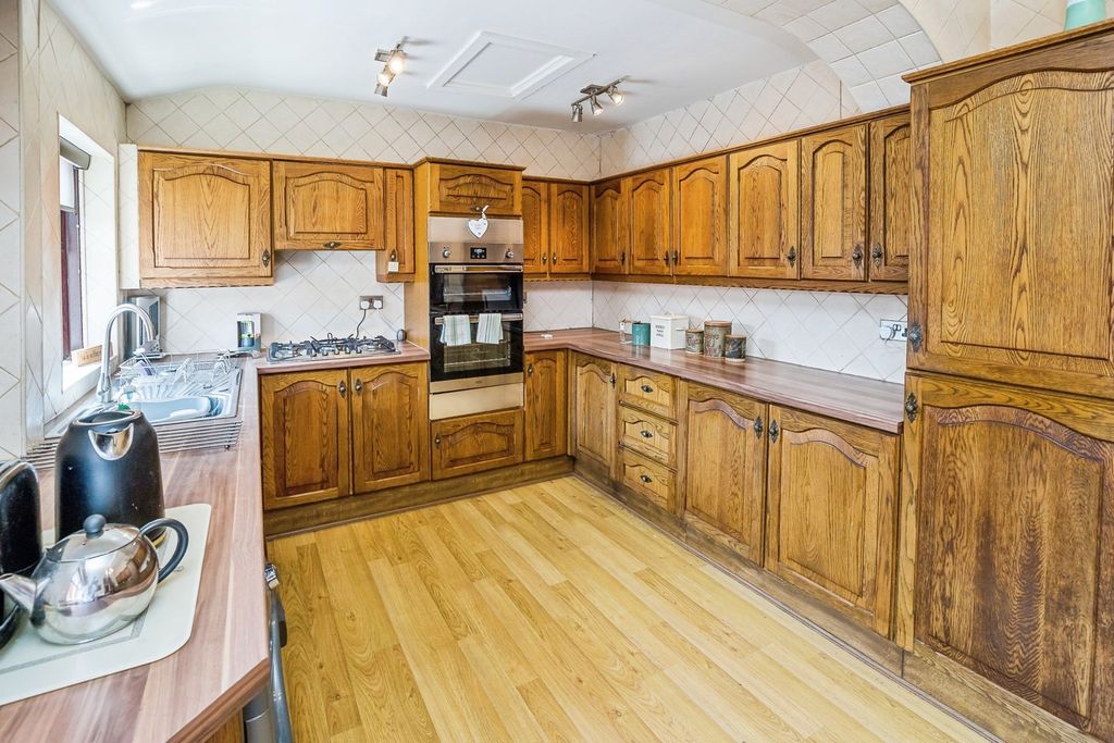 Property photo 3 of 22 Kitchen/Dining Room