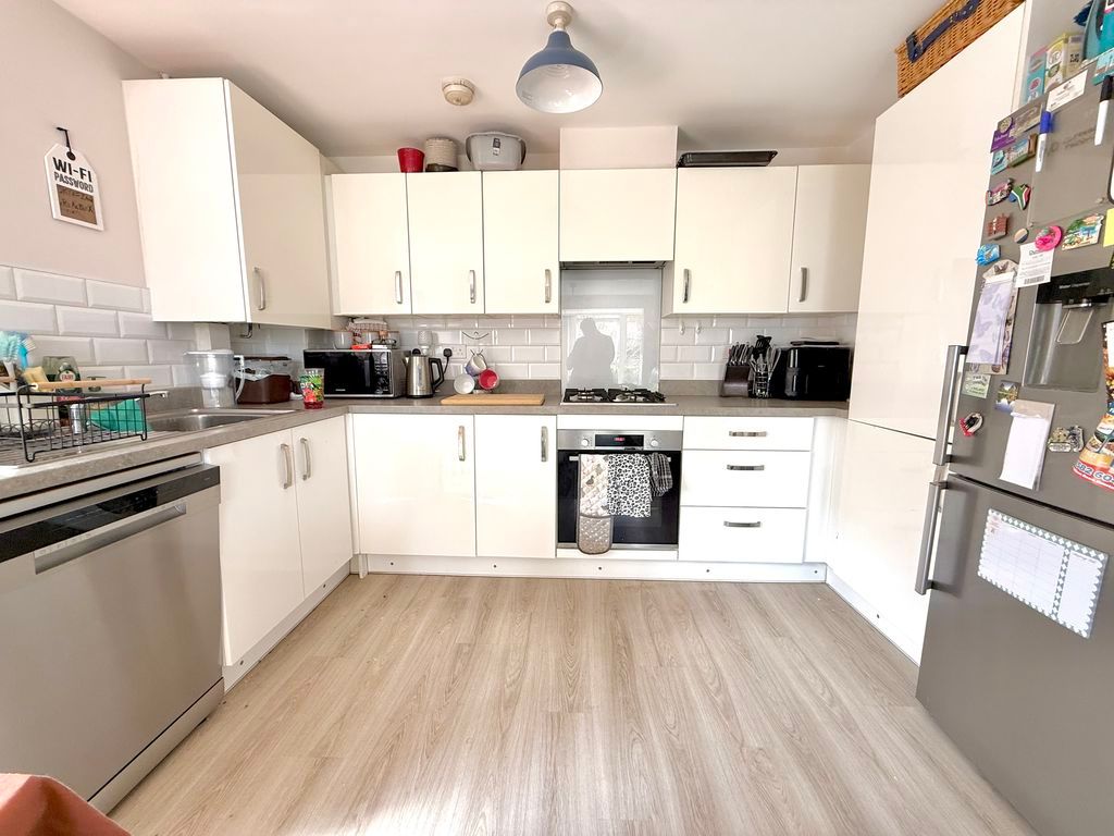 Property photo 3 of 10 Kitchen