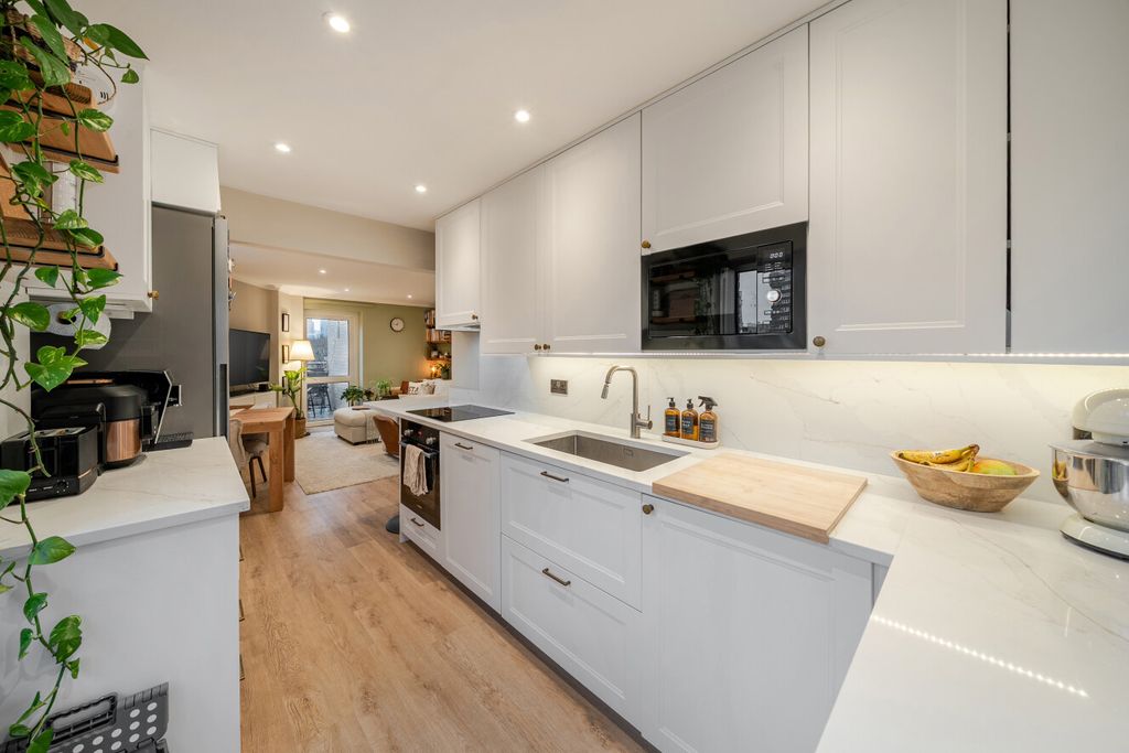 Property photo 3 of 31 1394284-19-694A93...