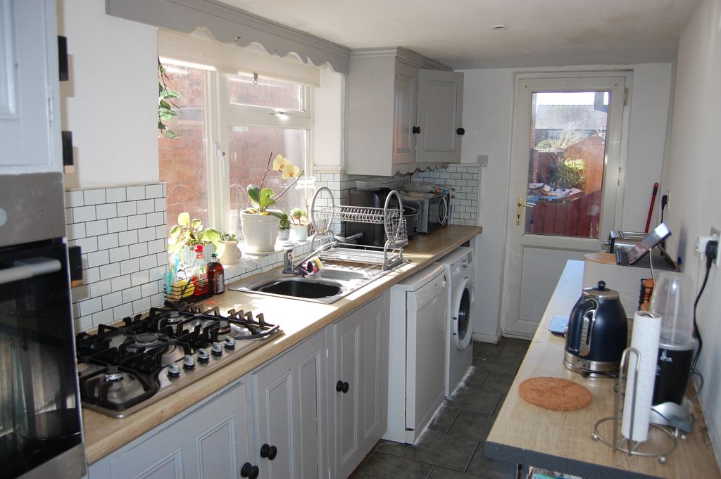 Property photo 2 of 6 Kitchen