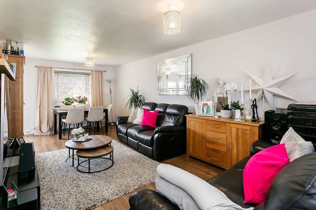 Property photo 2 of 32