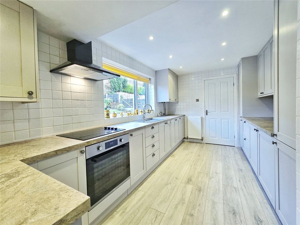 Property photo 2 of 23 Fitted Kitchen