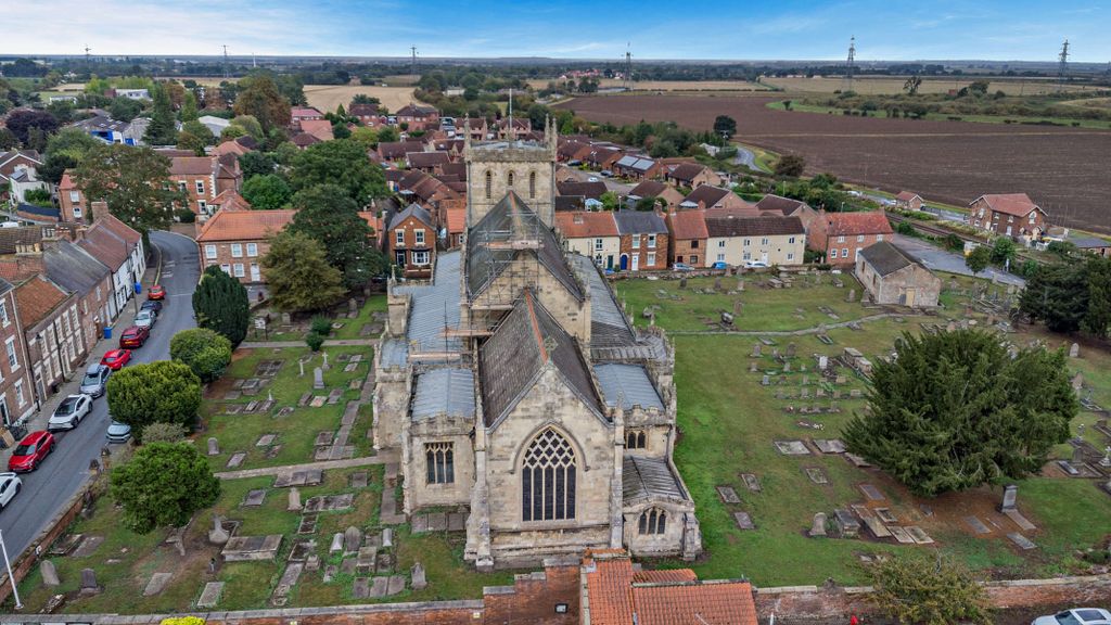 Property photo 2 of 28 8663285-Exterior05-800