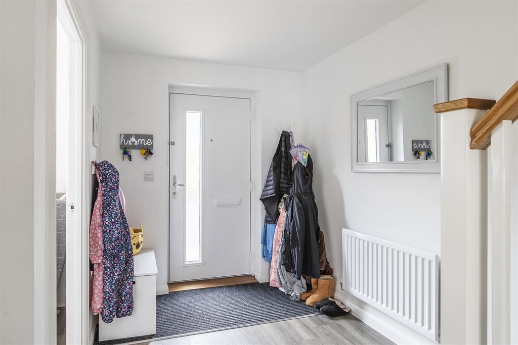 Property photo 2 of 27 Entrance Hall