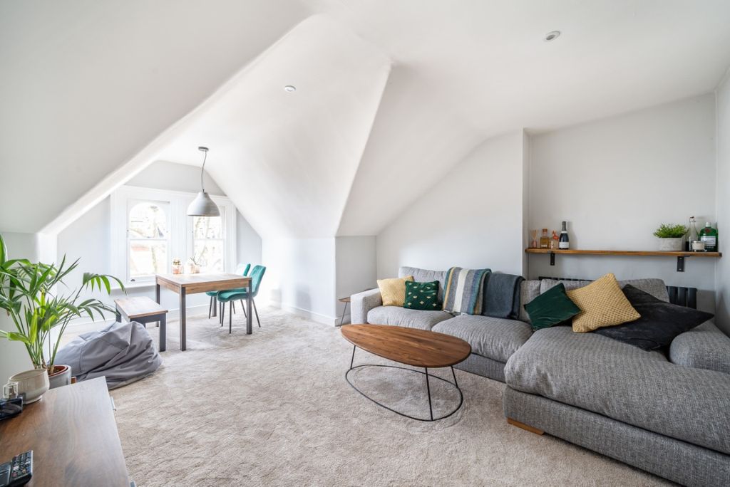 Property photo 1 of 7 979805 (2)