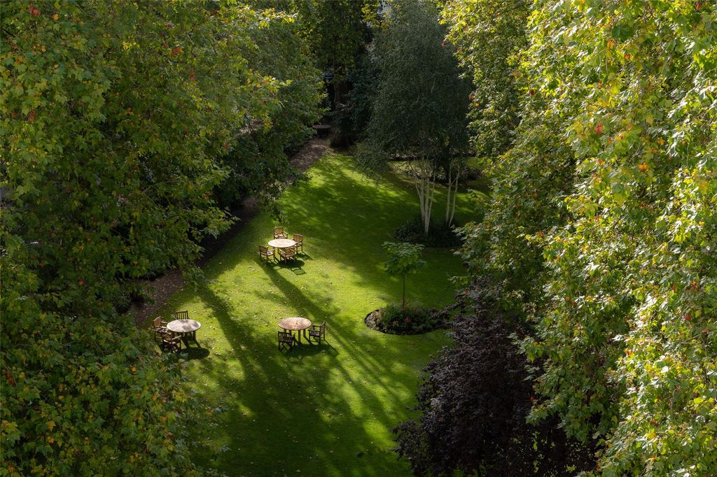 Property photo 3 of 19 Communal Garden
