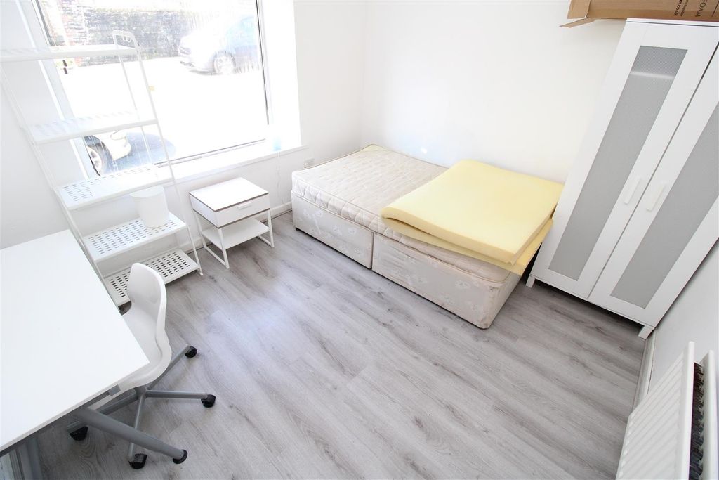 Property photo 3 of 6 Bright Modern Bedroom With Ample Workspace...