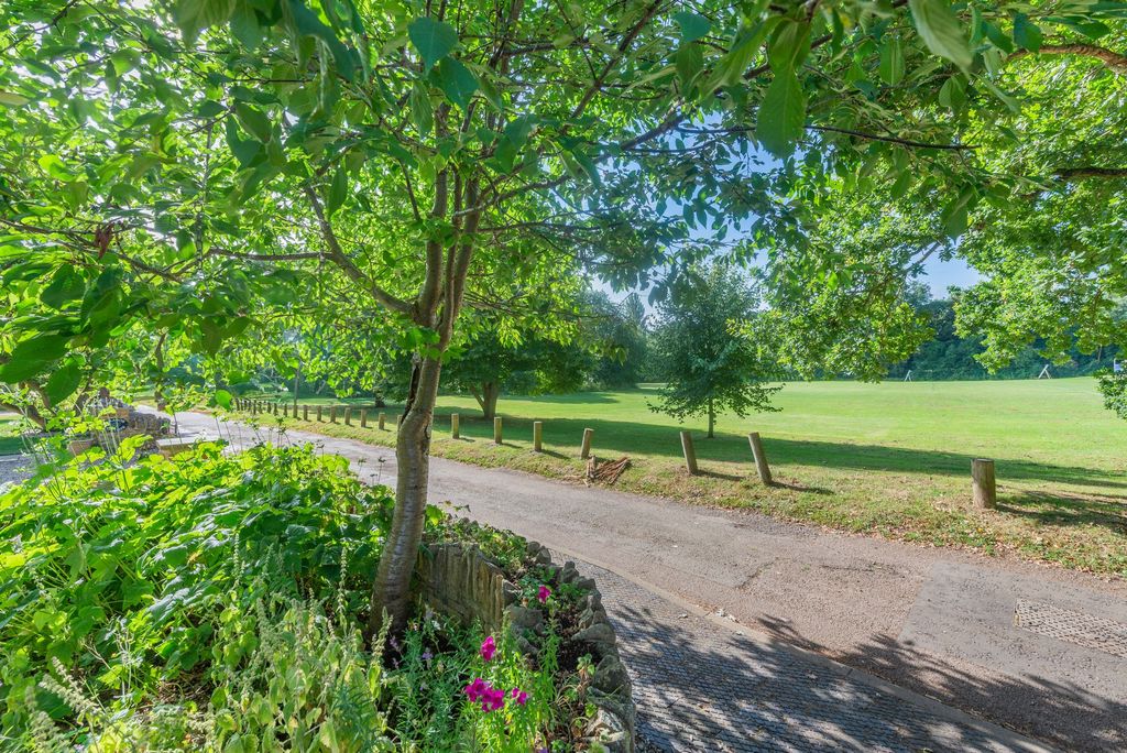 Property photo 2 of 33