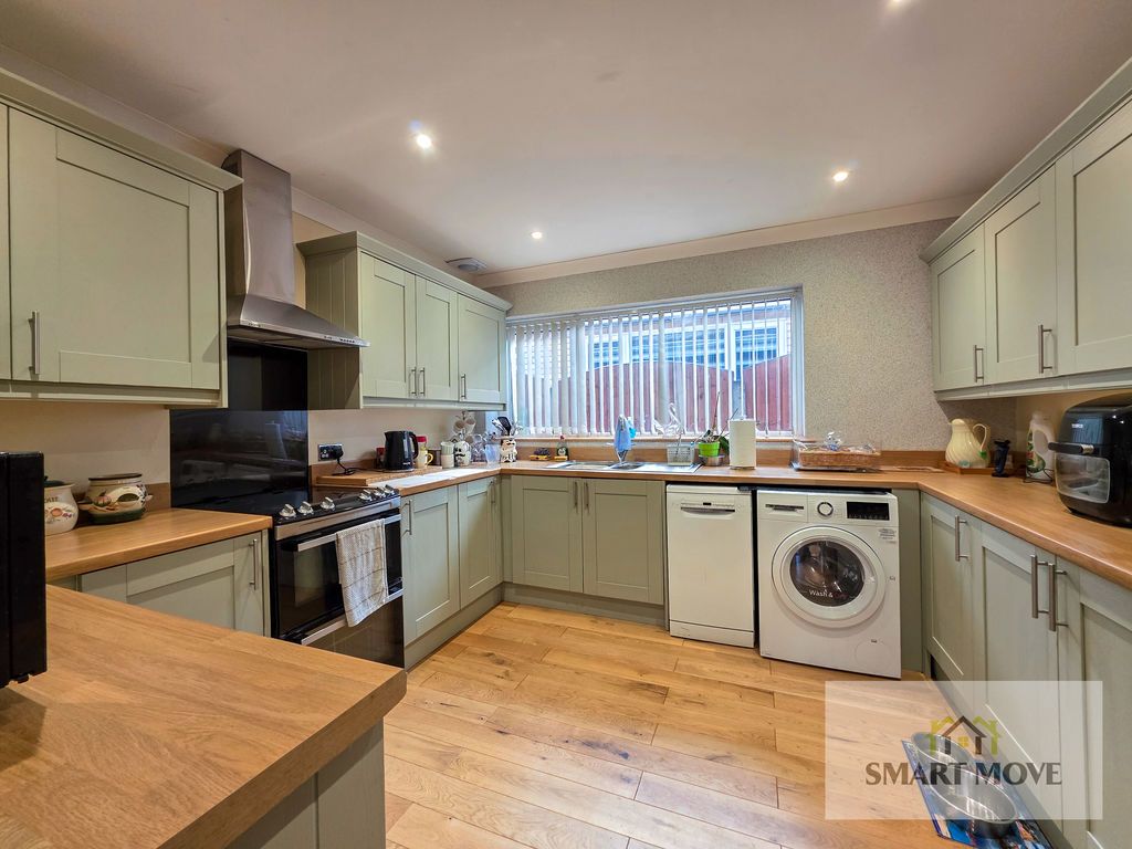 Property photo 2 of 19 Kitchen