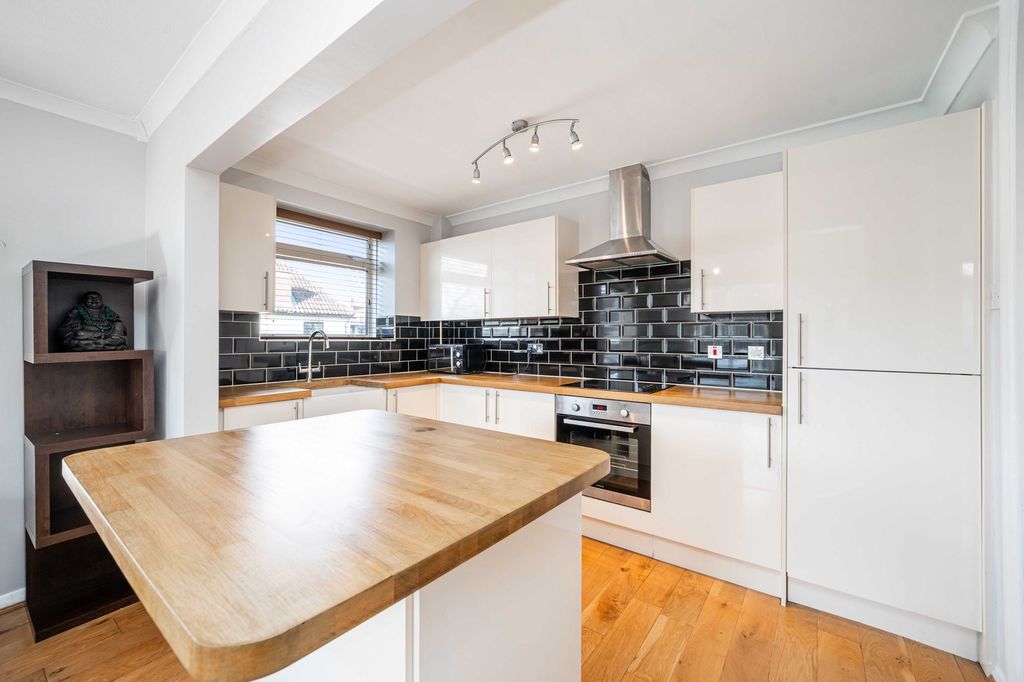 Property photo 2 of 10 Kitchen