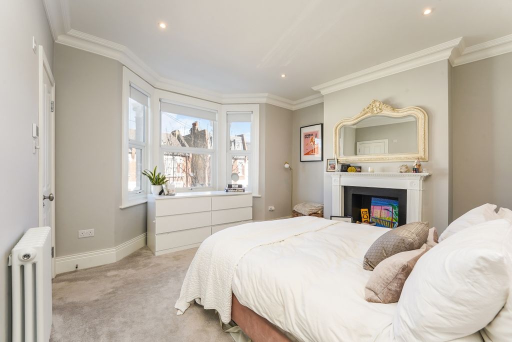 Property photo 3 of 21 33 Queensmill Roa...