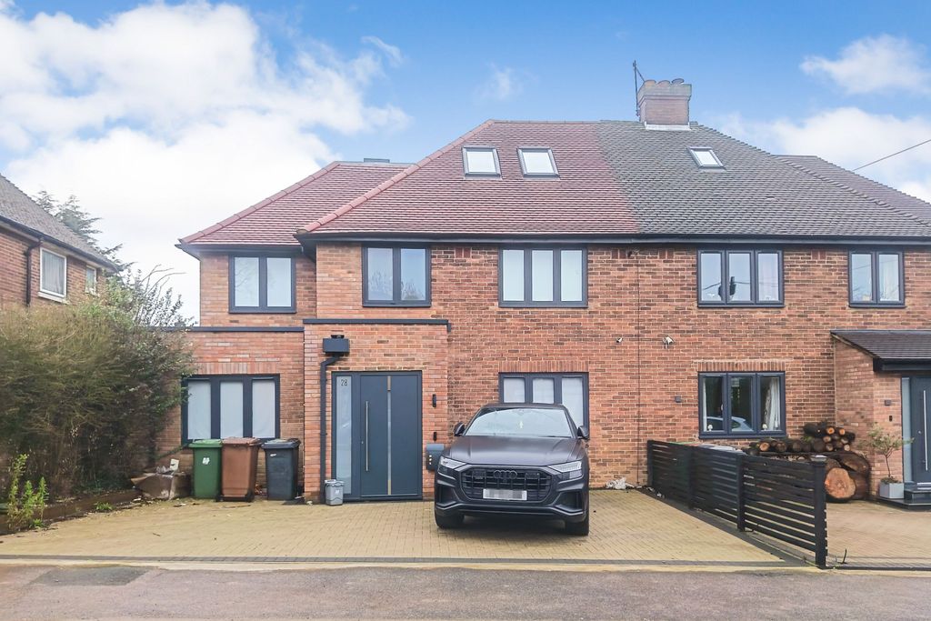 Property photo 1 of 19 28 Oddesey Road, Borehamwood, Hertfordshire, Wd6 5Jp