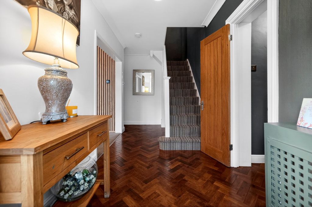 Property photo 2 of 20 Entrance Hall