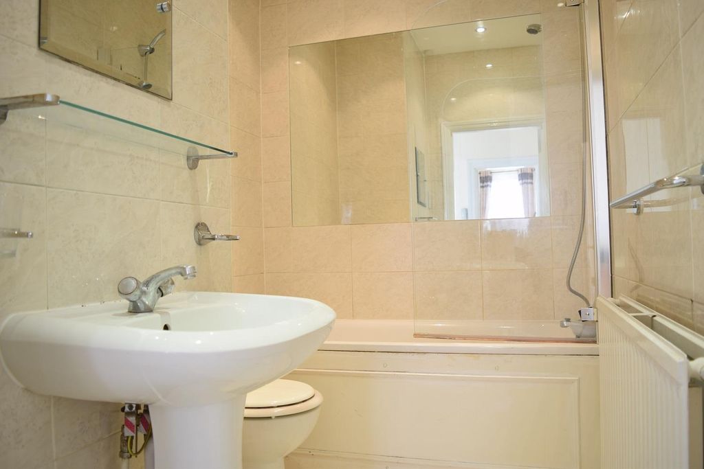 Property photo 3 of 10 Family Bathroom.Jpg