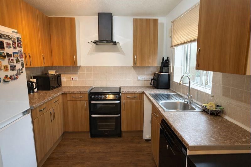 Property photo 3 of 10 Kitchen