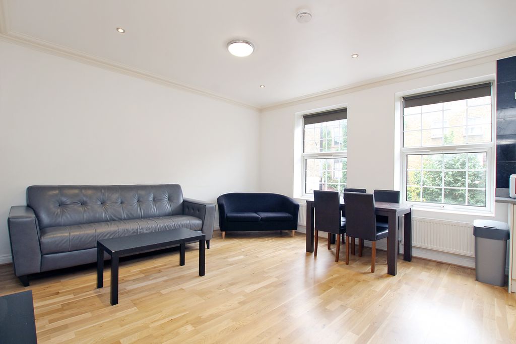 Property photo 3 of 13 Open-Plan Lounge