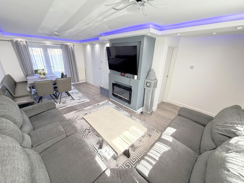 Property photo 2 of 25 Living/Diner