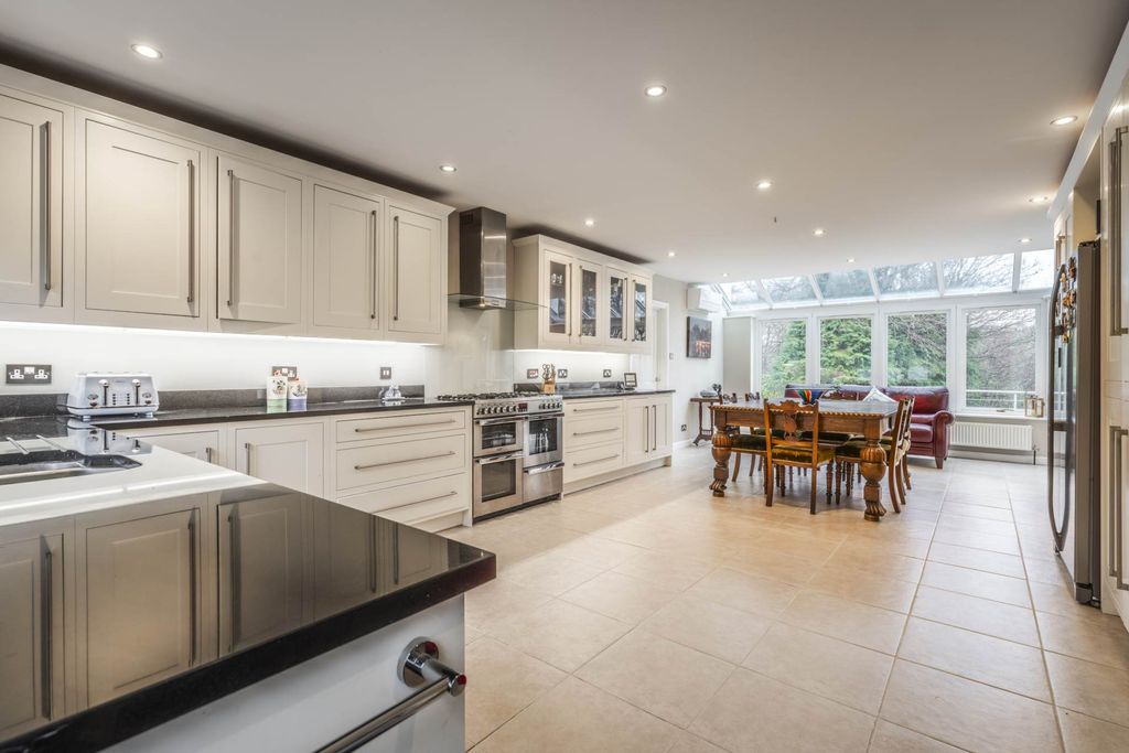 Property photo 2 of 25