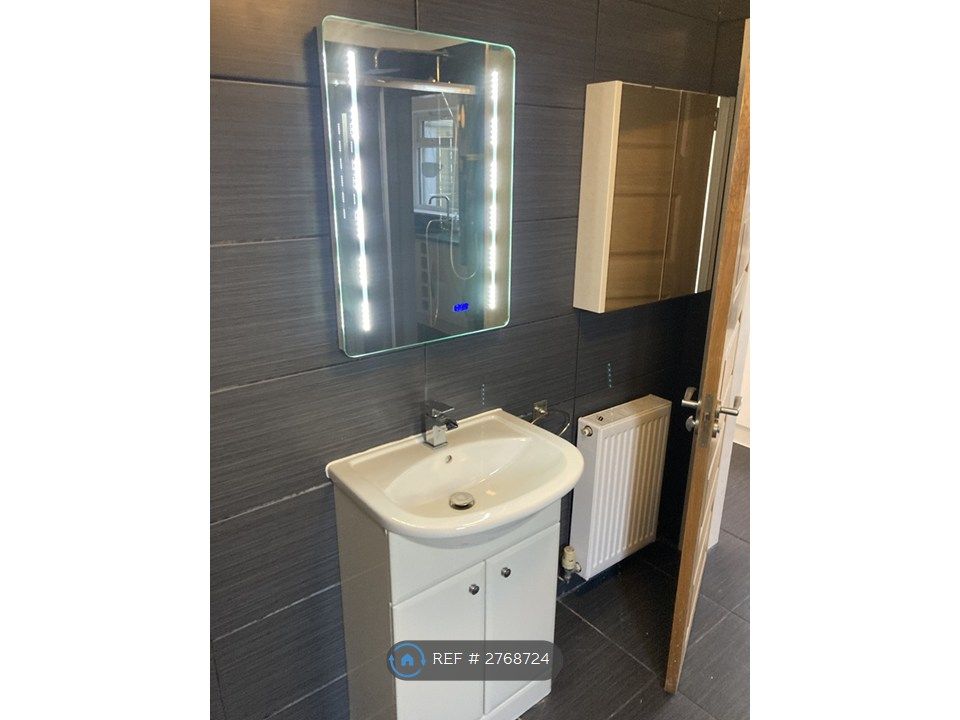 Property photo 3 of 35 On Suite Bathroom