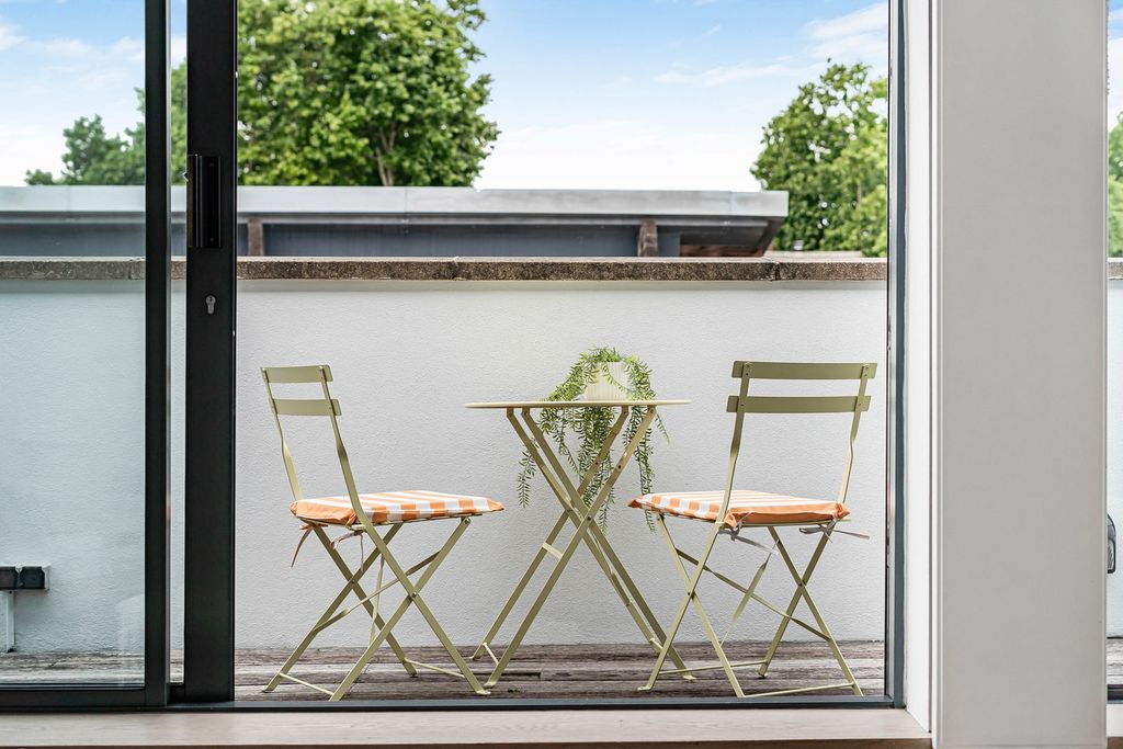 Property photo 3 of 23 Balcony