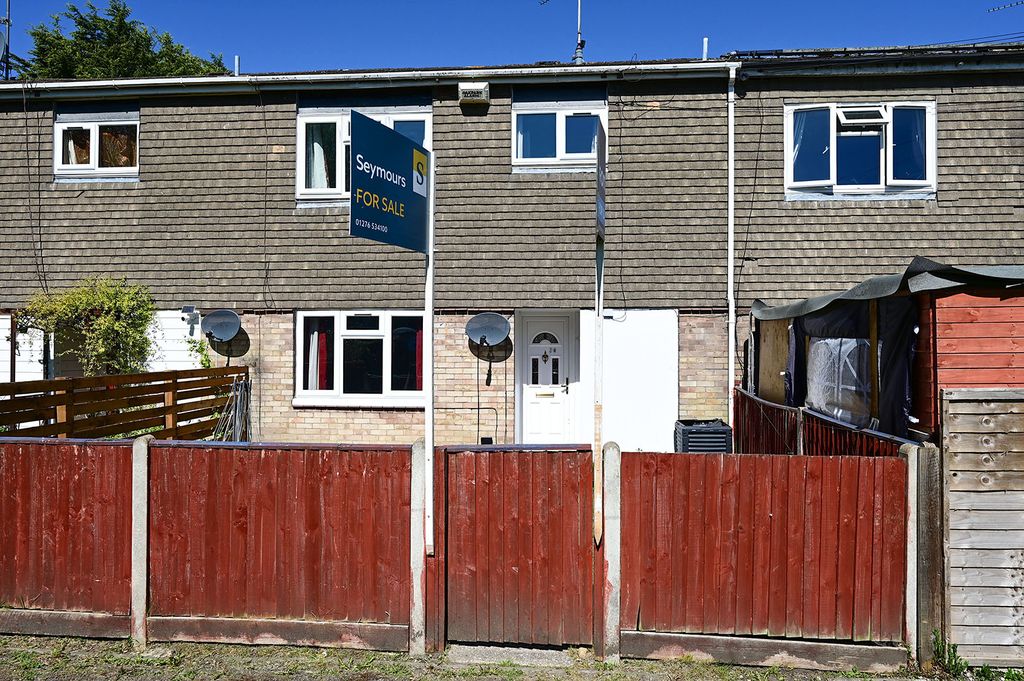 Property photo 1 of 8 24 Hearsey Gardens (9)